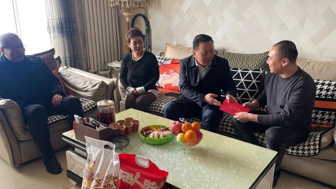 胡继河慰问置业公司困难职工